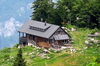 Orožnova koča na planini Za Liscem pod Črno prstjo (1346 m)
