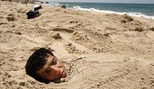 Tajvanec 100 ur živ zakopan v pesku