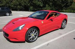 Finančna uprava prodaja 140 tisoč evrov vrednega ferrarija
