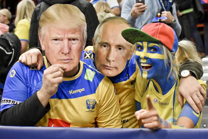 Donald Trump in Vladimir Putin | V globalnih razmerjih moči so tudi največje evropske države posamično šibke v primerjavi s supersilama, kot so ZDA ali vzpenjajoča se Kitajska. Na fotografiji: švedski navijači z maskami Trumpa in Putina. | Foto Guliverimage
