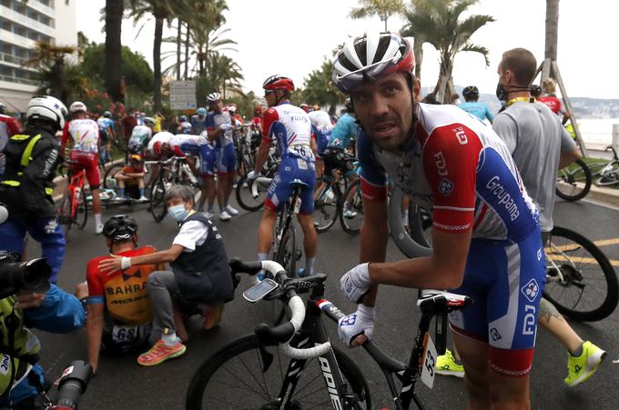 3 km do cilja je padel tudi Thibaut Pinot. | Foto: Reuters