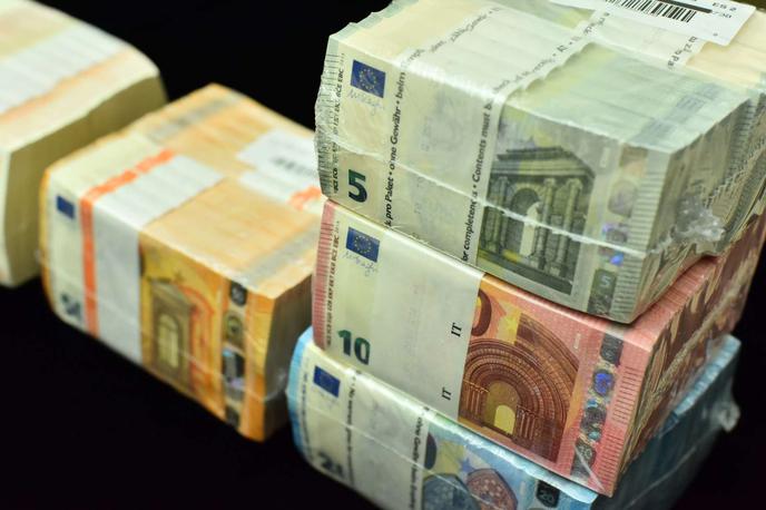 Denar | Po poročanju dpa Madžarski slabo kaže tudi glede izplačila 5,8 milijarde evrov nepovratnih sredstev iz evropskega sklada za okrevanje po pandemiji covida-19.  | Foto STA