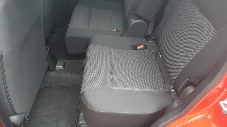 Suzuki ignis z vzdolžno pomičnima sedežema je registriran za prevoz štirih oseb. | Foto: Gregor Pavšič