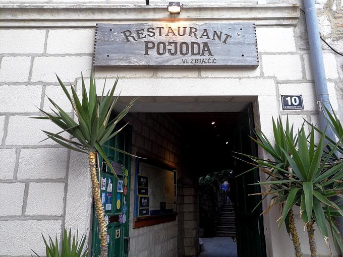 Nevpadljiv napis v mestu Vis najavlja restavracijo, ki velja za najboljšo na hrvaških otokih. | Foto: Nina Vogrin