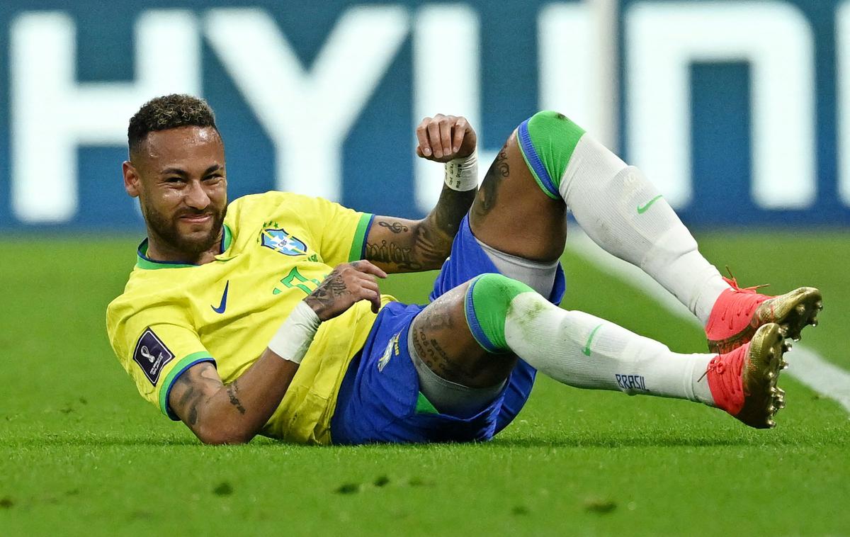 Brazilija SP Neymar | Neymar se je poškodoval, ko je v drugem polčasu trčil z Nikolo Milenkovićem. | Foto Reuters