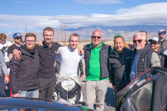 Veselje Koenigseggove ekipe v ZDA. V sredini Christian von Koenigsegg in testni voznik Niklas Lija. | Foto: Koenigsegg