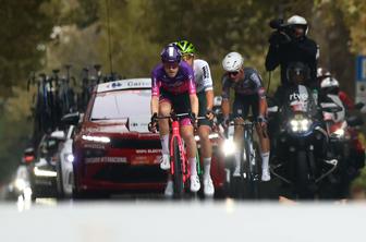 Gal Glivar bežal, v dežju številni padci, Vingegaard pa šprintal do zmage