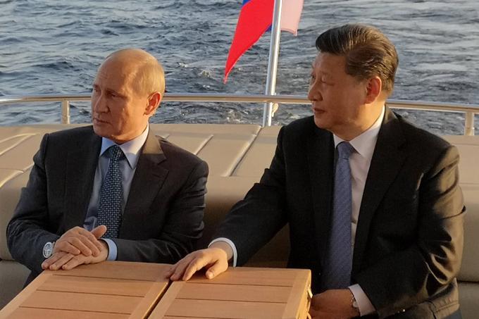Ruski predsednik Vladimir Putin (levo) in predsednik Ljudske republike Kitajske Ši Džinping leta 2019 med plovbo po reki Nevi v Sankt Peterburgu leta 2019.  | Foto: AP / Guliverimage