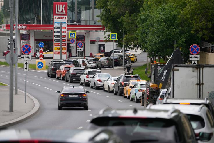 Rusko pomanjkanje goriva zaradi ukrajinskih napadov na rusko naftno infrastrukturo vpliva tudi na oskrbo goriva ruski vojski. Ta kriza z gorivom je močan udarec tudi za Krim.  Na fotografiji: vrsta pred bencinskim servisom v Moskvi junija letos. | Foto: Guliverimage
