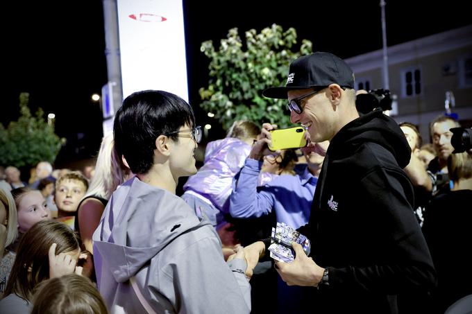 Mohorič se je v petek v Šenčurju družil z navijači. | Foto: Ana Kovač