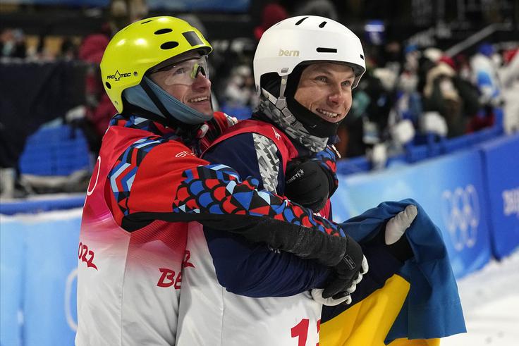 Oleksandr Abramenko Abramenko v objemu z ruskim tekmovalcem Iljo Burovom. "V tem ni nobene simbolike," pravi. | Foto: Guliverimage/Vladimir Fedorenko