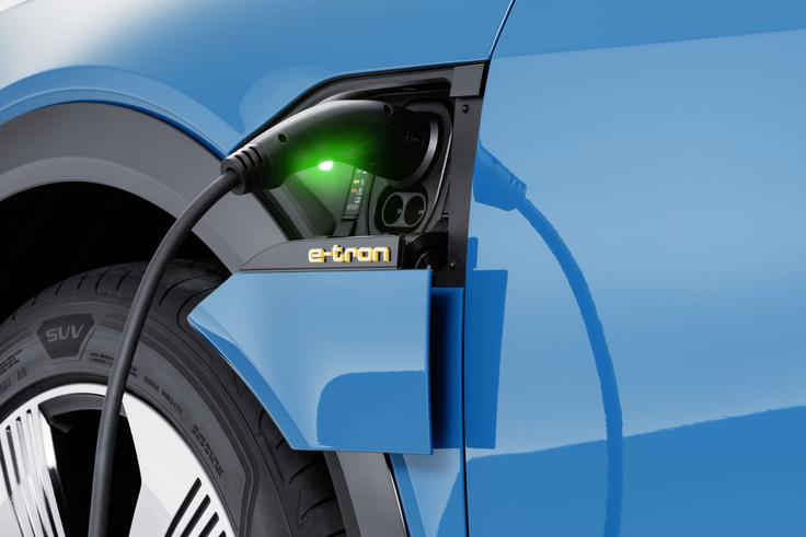 Posrečena rešitev prvega električneg audija je navzdol pomični pokrov odprtine za električni priključek, ki se po koncu uporabe samodejno zapre. | Foto: Audi