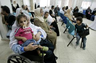 V prvi zdravstveni evakuaciji Palestincev pod okriljem EU otroke iz Egipta prepeljali v Španijo