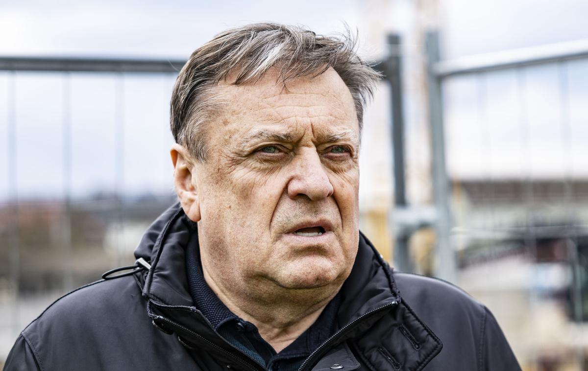 Zoran Janković | Janković je ponovil, da je sodišče edini kraj, kjer lahko doseže pravico, da je njegov poštni nabiralnik dovolj velik in da se je kljub številnim obveznostim odzval že na prvo vabilo na zaslišanje. "Vse te obtožbe na moj račun nimajo po mojem mnenju nobenega kritja, ker me nikjer ni," je zatrdil. Predvsem pa ga čudi "ta čudežni skok v enem letu s 16. na prvo mesto med osumljenimi". | Foto Ana Kovač