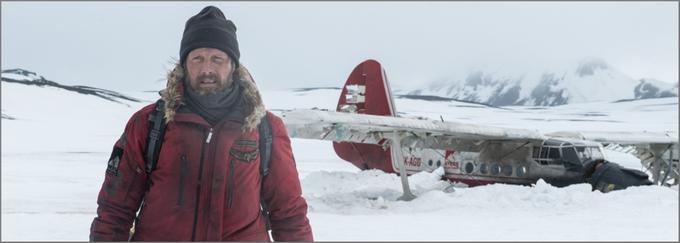 Islandska drama spremlja moškega (Mads Mikkelsen), ki po strmoglavljenju letala obtiči v neskončni ledeni divjini arktičnih prostranstev. Film preživetja Joeja Penne so premierno prikazali na mednarodnem filmskem festivalu v Cannesu. • V torek, 15. 12., ob 6. uri na HBO 3.* │ Tudi na HBO OD/GO. | Foto: 
