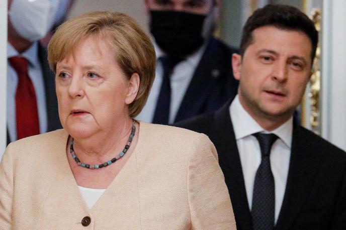 Angela Merkel, Volodimir Zelenski | "Na ta projekt gledamo izključno skozi prizmo varnosti in ga obravnavamo kot nevarno geopolitično orožje Kremlja," je glede Severnega toka 2 opomnil Volodimir Zelenski na skupni novinarski konferenci z nemško kanclerko Angelo Merkel, sicer zagovornico plinovoda, ki pa mu ostro nasprotujejo ruske sosede Ukrajina, Poljska in baltske države. | Foto Reuters