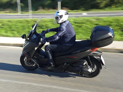 Honda 350 Forza – med maksiskuterji pojem sodobne elegance in praktičnosti