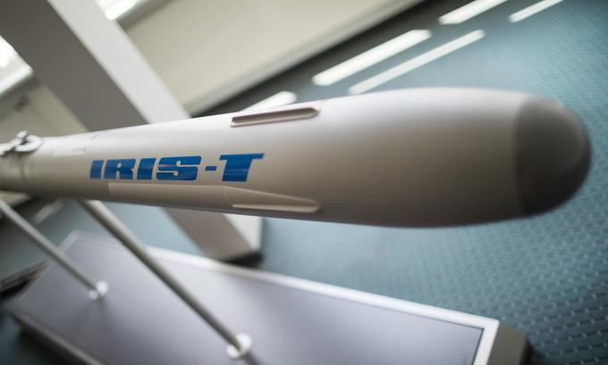 Vsaka raketa Iris-T stane 1,2 milijona evrov, en lanser jih lahko hkrati nosi največ osem, vsa baterija pa 32. | Foto: Guliverimage