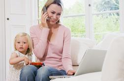 Mlade mamice vse več časa uporabljajo pametne telefone