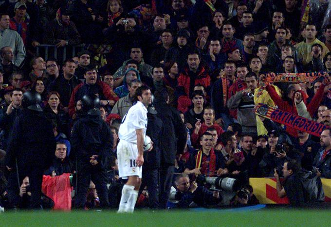 Ko je gostoval v belem dresu na kultnem stadionu Barcelone, se je moral privaditi na stalne koncerte žvižgov, žaljivk in negodovanja občinstva. | Foto: Reuters