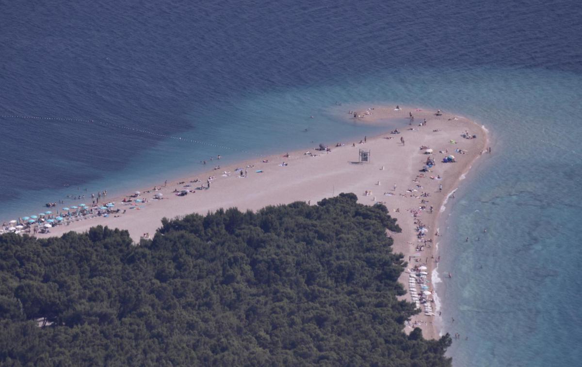 Zlatni rat, otok Brač | Najnovejše fotografije, ki jih je z Vidove gore v svoj objektiv ujel fotograf Ivo Cagalj, prikazujejo, kako znamenita plaža spreminja svojo obliko. | Foto Ivo Cagalj/PIXSELL