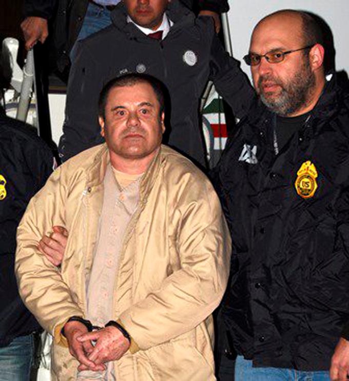 Mehika je El Chapa izročila ZDA po tem, ko je od ameriških oblasti dobila zagotovilo, da ZDA zanj ne bodo zahtevale smrtne kazni. | Foto: Reuters