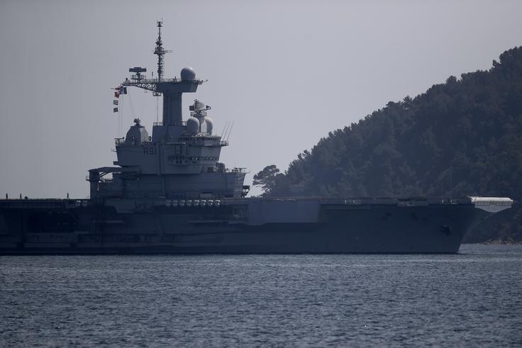 Da bo Francija zaradi eskalacije razmer na Bližnjem vzhodu v vzhodno Sredozemlje poslala letalonosilko skupaj s fregatami in letali, je v torek sporočil francoski predsednik Emmanuel Macron, potem ko je bilo v ponedeljek tarča napada z dronom britansko letalsko oporišče Akrotiri na Cipru. Macron je okrepitev vojaške prisotnosti v Sredozemlju utemeljil z nujnostjo ukrepov za zagotovitev varnosti Francije, njenih državljanov in oporišč, pa tudi zaveznikov v regiji. | Foto: Guliverimage