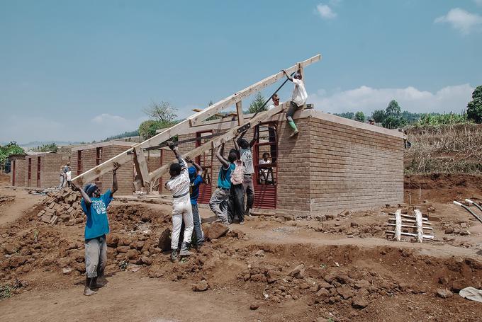 V sodelovanju z britansko neprofitno organizacijo Alongside Afrika je skupina študentov Fakultete za arhitekturo in Fakultete za gradbeništvo in geodezijo združenih pod organizacijo Streha za vse leta 2017 zasnovala in zgradila Amasiko - prehodni dom za otroke z ulic v Ugandi. | Foto: Arhiv Streha za vse
