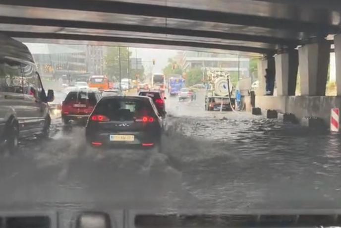 Poglejte, kako je v središču Ljubljane. Brez terenskega vozila zelo težko. #video