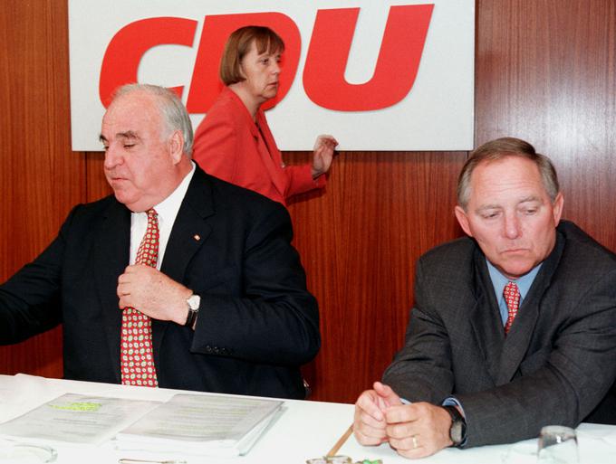Po padcu berlinskega zidu je bil Schäuble eden od ključnih arhitektov združevanja Nemčije. Bil je podpisnik pogodbe o združitvi, s katero se je nekdanja komunistična Vzhodna Nemčija pridružila združeni Nemčiji. Bil je desna roka takratnega kanclerja Helmuta Kohla (na fotografiji levo), zato so ga vsi videli kot njegovega naslednika na kanclerskem položaju. Schäuble je res postal predsednik CDU, a ni bil nikoli kancler, saj ga je na čelu stranke zaradi njegove vpletenosti v sporno financiranje CDU zamenjala Angela Merkel. | Foto: Reuters