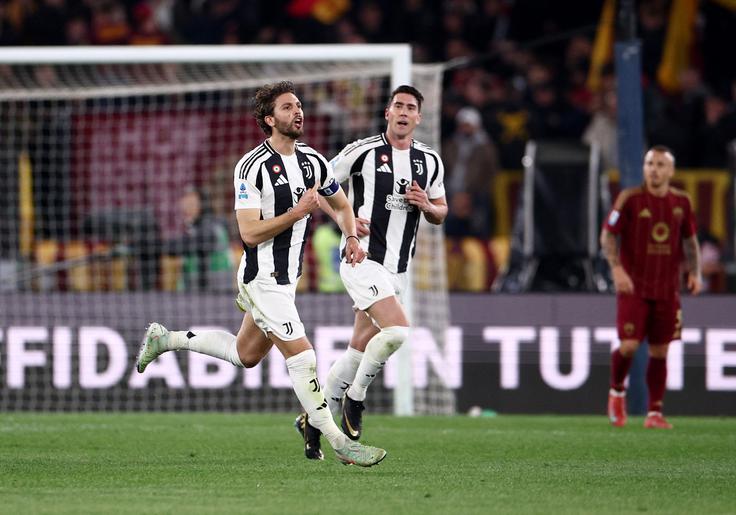 Manuel Locatelli je v 40. minuti popeljal Juventus v vodstvo v Rimu. Roma je izenačila devet minut pozneje.prek Uzbeka Eldorja Šomurodova. | Foto: Reuters