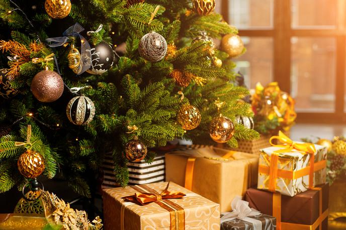 božično drevesce | Naravna božična drevesca iz drevesnic imajo bistveno manjši ogljični odtis kot umetna. Med rastjo absorbirajo ogljikov dioksid iz ozračja, njihova proizvodnja pa je večinoma lokalna, brez dolgih transportnih poti. V povprečju ima posekano drevo iz drevesnice ogljični odtis med tri in 16 kilogramov CO2, odvisno od razdalje prevoza in načina odstranjevanja po praznikih.  | Foto Shutterstock