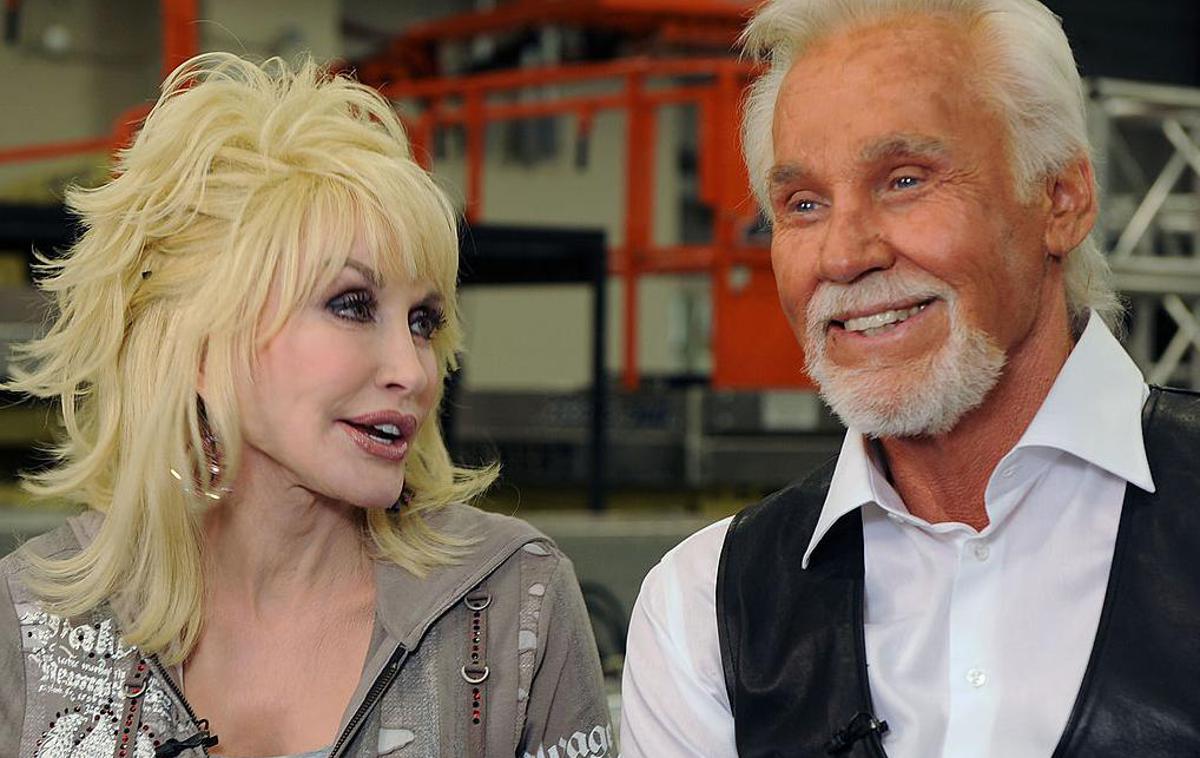 Kenny Rogers Dolly Parton | V 82. letu starosti se je poslovil velikan country glasbe Kenny Rogers. Eno največjih uspešnic, Isands in The Stream, je odpel z glasbeno divo Dolly Parton. | Foto Getty Images