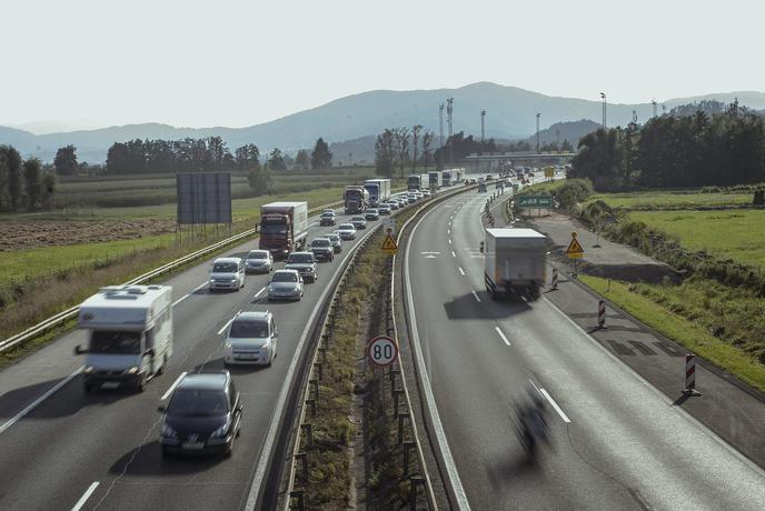 Na primorski avtocesti kar 18-kilometrski zastoj