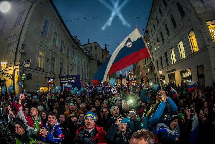Že pol ure pred uradnim začetkom sprejema se je pred ljubljansko mestno hišo zbrala množica navijačev. Na koncu bi jih verjetno našteli več kot dva tisoč. | Foto: Vid Ponikvar