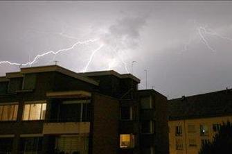 Previdnost pred udari strel v času poletnih neviht