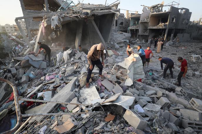 Gaza | Napadi se po poročanju katarske televizije Al Jazeera nadaljujejo. Po podatkih zdravstvenih virov je bilo v današnjem obstreljevanju ubitih najmanj 13 ljudi. | Foto STA