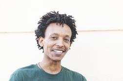 Eritrejec Markos Teklu našel delo v Domu starejših Logatec: Prvič sem od 103 leta stare gospe dobil čokolado. To je bilo vau.