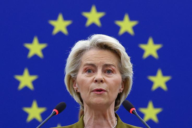 "Resnica je takšna, da je ta svet nepredvidljiv," je uvodoma dela predsednica Evropske komisije in dodala, da si ni mislila, da bo ta govor začela s tako "težkimi" besedami.  | Foto: Reuters