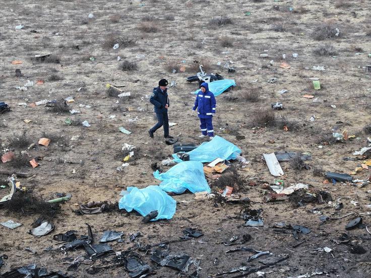 V Azerbajdžanu poteka dan žalovanja za žrtvami strmoglavljenja letala, ki je terjalo 38 življenj. Skupno je bilo na krovu 67 ljudi, vključno s petimi člani posadke, preživelo jih je 29. | Foto: Reuters