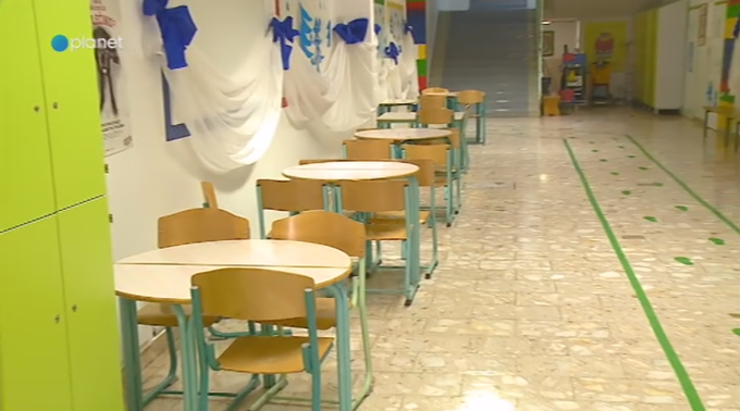 Pouk na osnovni šoli zaradi prostorske stiske poteka tudi na hodniku. | Foto: 