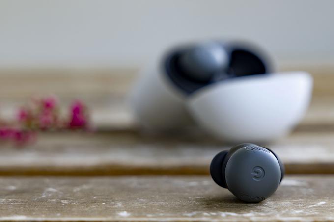 S privzeto nastavljenim srednje velikim ušesnim nastavkom posamezna slušalka Google Pixel Buds Pro 2 tehta manj kot pet gramov – natančneje 4,7 grama. | Foto: Ana Kovač