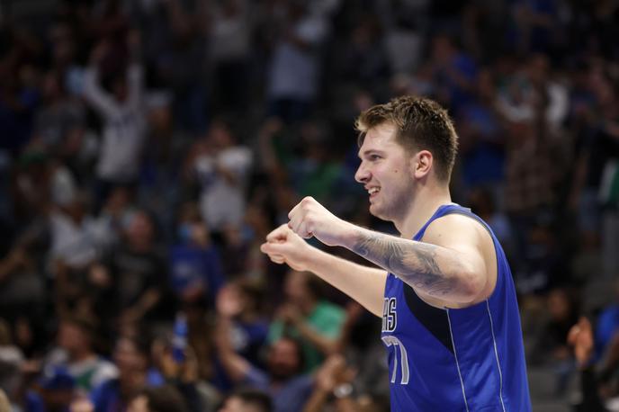 Luka Dončić | Luka Dončić se je razveselil nove zmage Dallasa v tej sezoni. | Foto Guliverimage