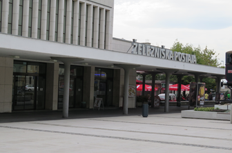 Moškega prisilil v opravičilo partnerki in ga oropal