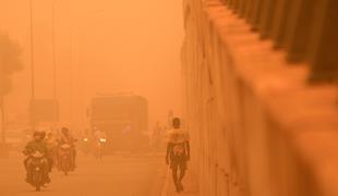 Peking zajel peščeni vihar, odpovedanih že več kot 400 poletov