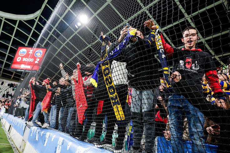 Navijači Kosova niso spremljali srečanja le na južni tribuni, ki je tradicionalno namenjena gostujočim privržencem, ampak tudi drugje. | Foto: Aleš Fevžer