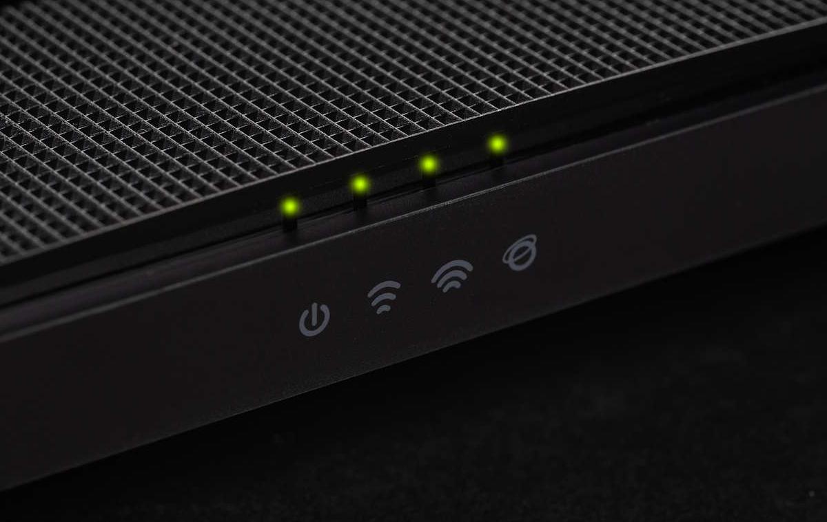 Ruter, Router, omrežni usmerjevalnik | Nevarni so tako rekoč vsi, ki se jim je iztekel življenjski cikel posodobitev, a FBI je v opozorilu posebej izpostavil 13 omrežnih usmerjevalnikov, na katerih so dejansko že zaznali sumljivo dogajanje. | Foto Shutterstock