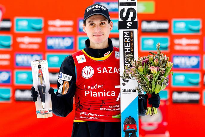 Mojster Domen Prevc spet brez konkurence, glavni tekmec grdo padel