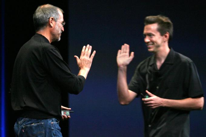 Scott Forstall (desno) je bil tisti zaposleni pri Applu, h kateremu je Steve Jobs (levo) po pomoč odšel takrat, ko je potreboval realizacijo svoje ideje.  | Foto: Reuters