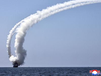 Severna Koreja pred vojaškimi vajami ZDA in Južne Koreje izstrelila balistično raketo